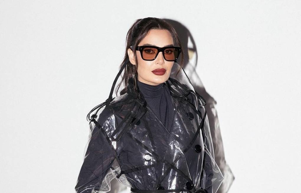 سيرين عبد النور تضجّ أنوثة بفستان ضيق ومكشوف