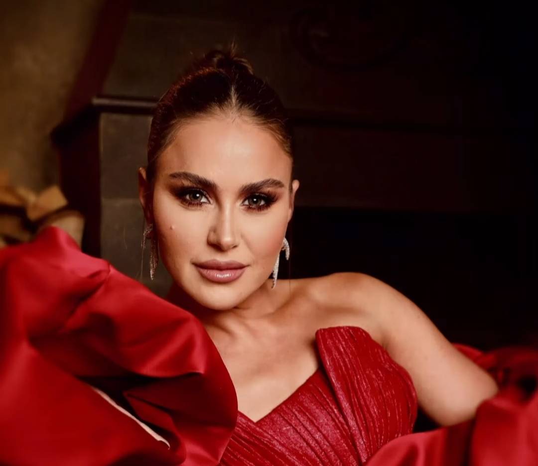 بالصور - نجمات يتألقن بالأحمر في 