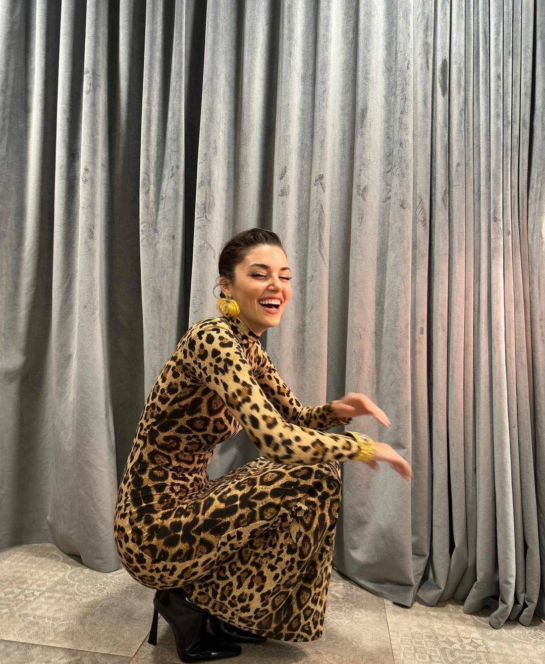 بالصور - هاندا آرتشيل تغيّر لون شعرها وتصدم الجميع بشكلها الجديد