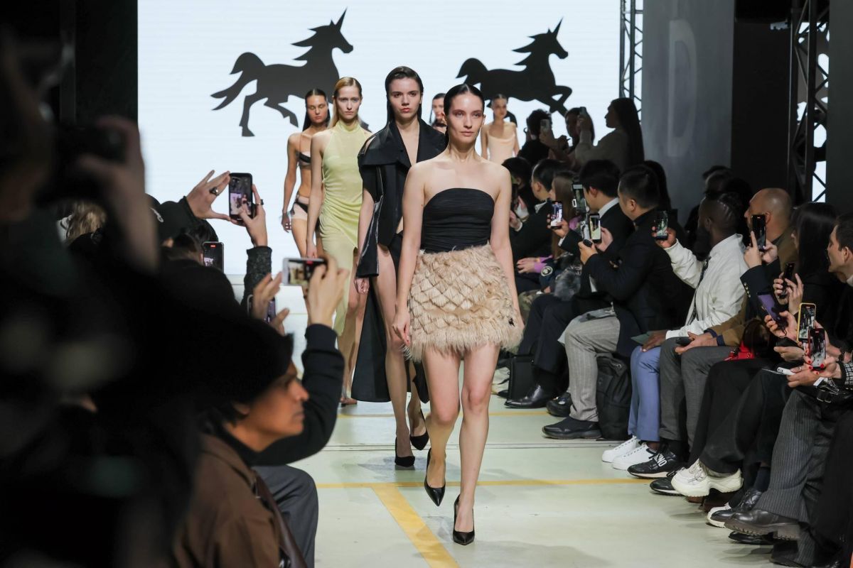 مصمّمون عالميون يعرضون في قمّة الأزياء في روسيا