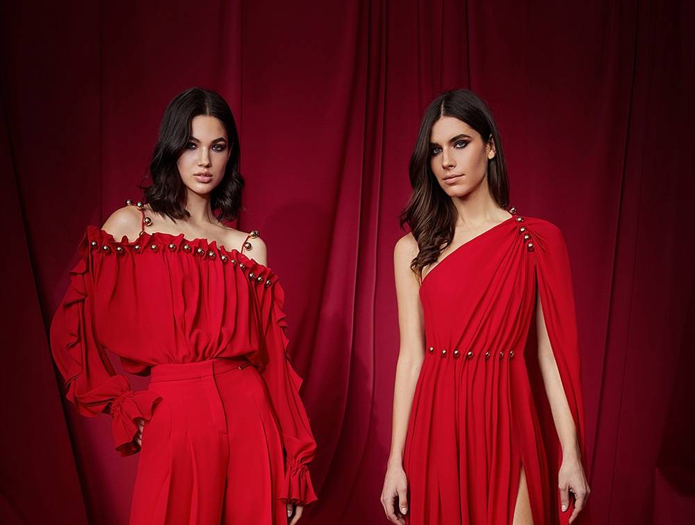 الأحمر الناري لإطلالة آسرة في الشتاء