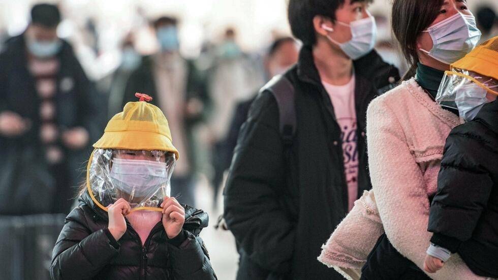 مع انتشار الأنفلونزا بشكل واسع... طبيب ينصح بالعودة إلى الكمّامة