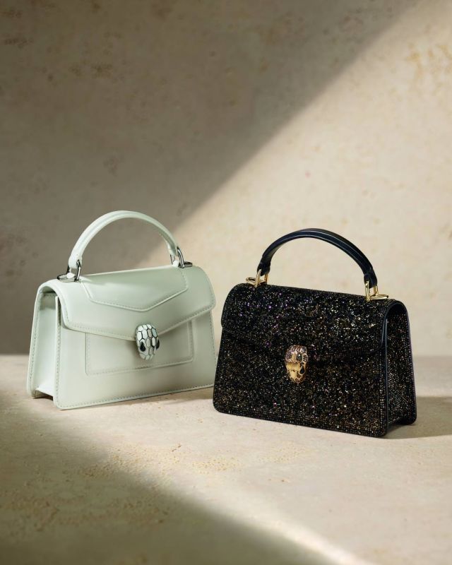 إلى اليسار: حقيبة BVLGARI Serpenti Forever مع مقبض علوي من جلد العجل الأبيض وقفل مغنطيسي على شكل رأس أفعى.  إلى اليمين: حقيبة BVLGARI Serpenti Forever مع مقبض علوي من الجلد السويدي الأسود اللماع وقفل مغنطيسي على شكل رأس أفعى.