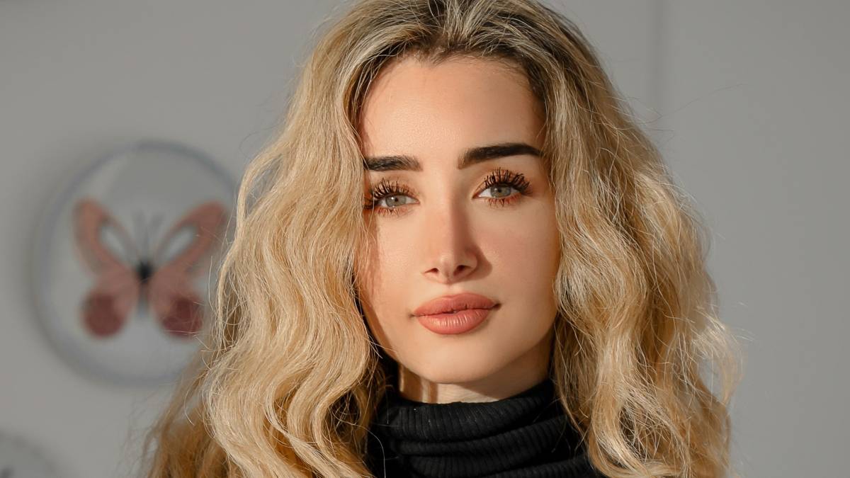 بالفيديو - هكذا تفاعلت هنا الزاهد مع شاب حاول تقبيلها في الشارع