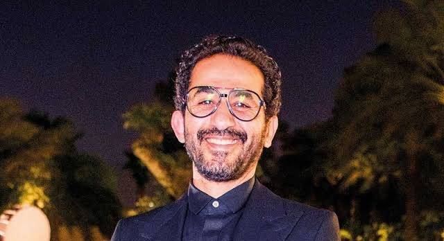 أحمد حلمي يتلقى العزاء في شقيقه من أهل بلدته قبل زملائه