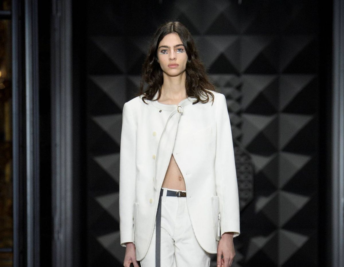 اللون الأبيض يناسب إطلالاتك الشتوية أيضاً