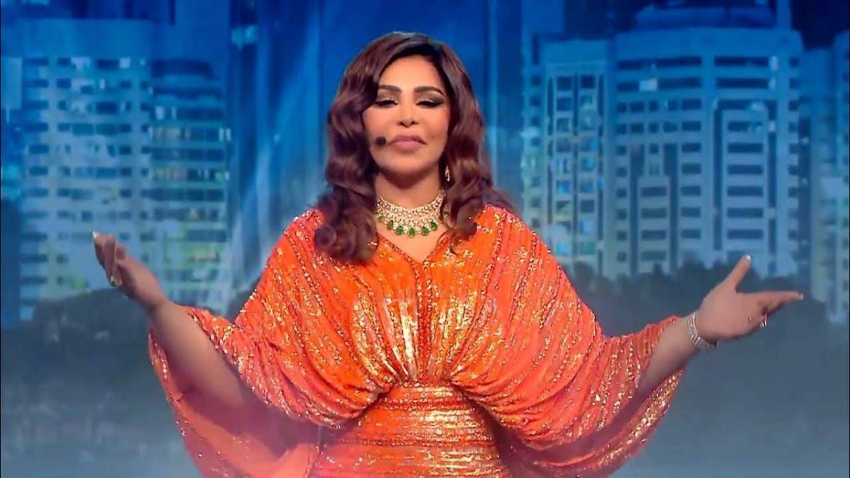 أحلام تعدّل في فستانها البرتقالي ليبدو محتشماً