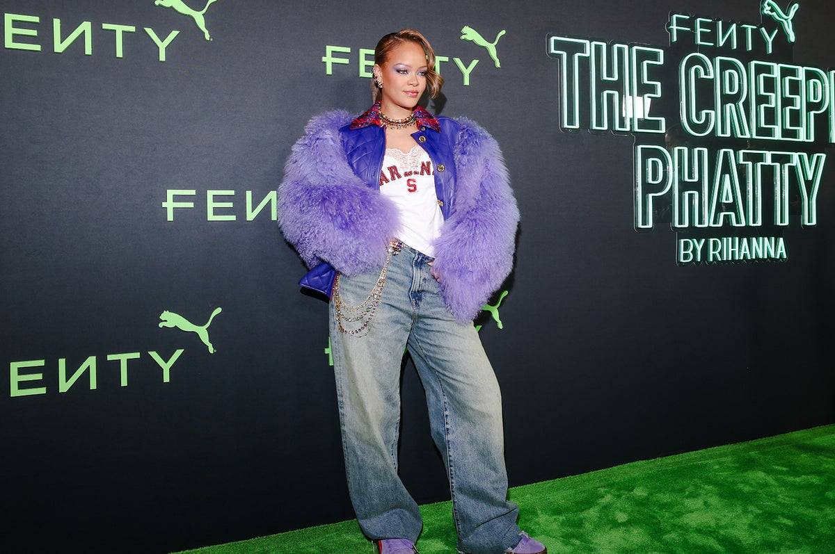 ريهانا بإطلالة مجوهرة من 