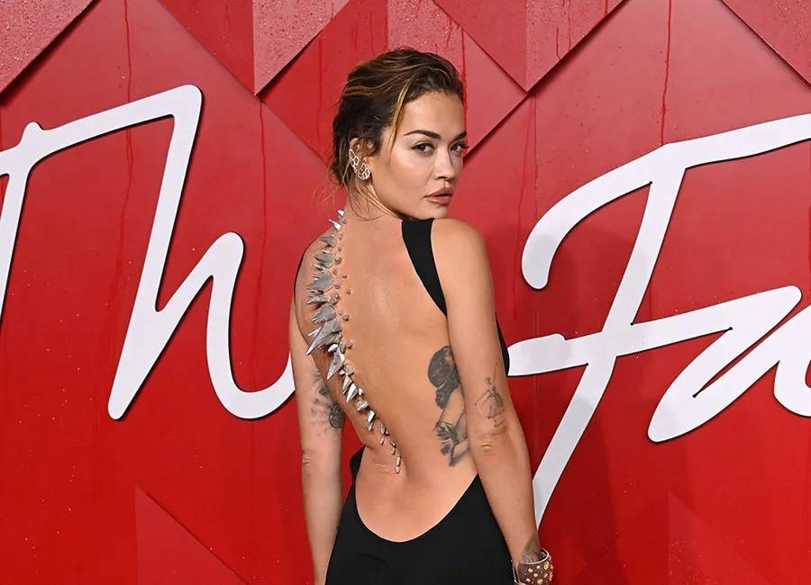 إطلالات شفّافة وعمود فقري وبلا مكياج... أبرز علامات 