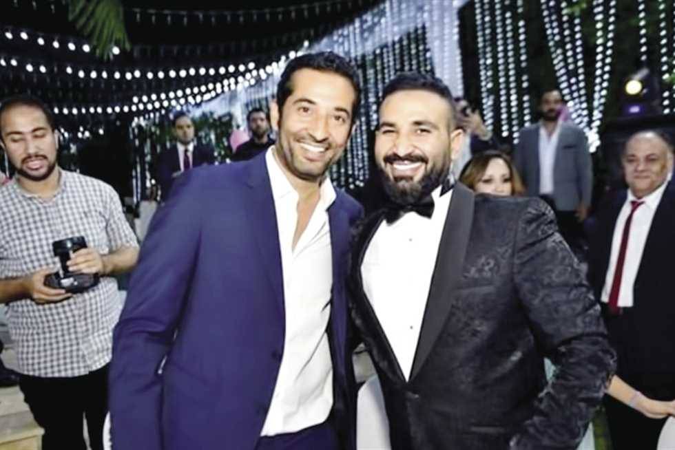 عمرو سعد وشقيقه أحمد يثيران الجدل بصورة طريفة في الطائرة
