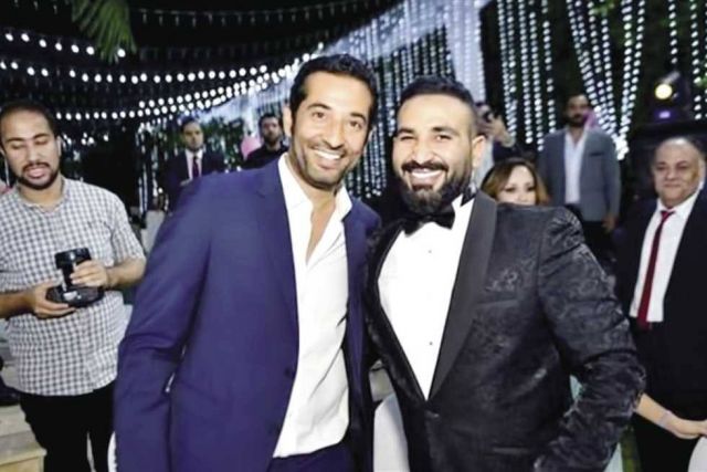 عمرو سعد وشقيقه أحمد يثيران الجدل بصورة طريفة في الطائرة