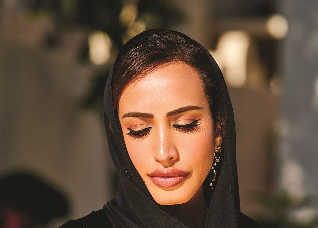 تعرفوا أكثر إلى المصممة الإماراتية المبدعة حمدة الفهيم