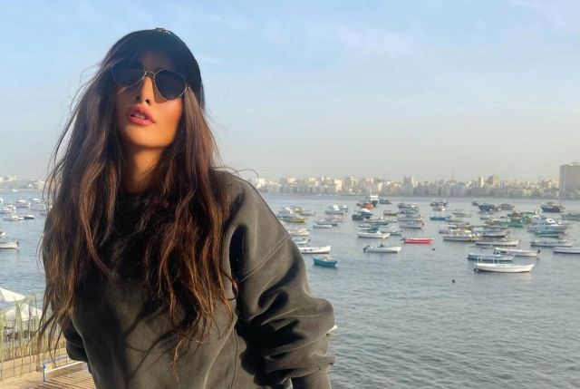 زينة توجّه رسالة الى جمهورها في ظهورها الأول بعد إصابتها في ذراعها