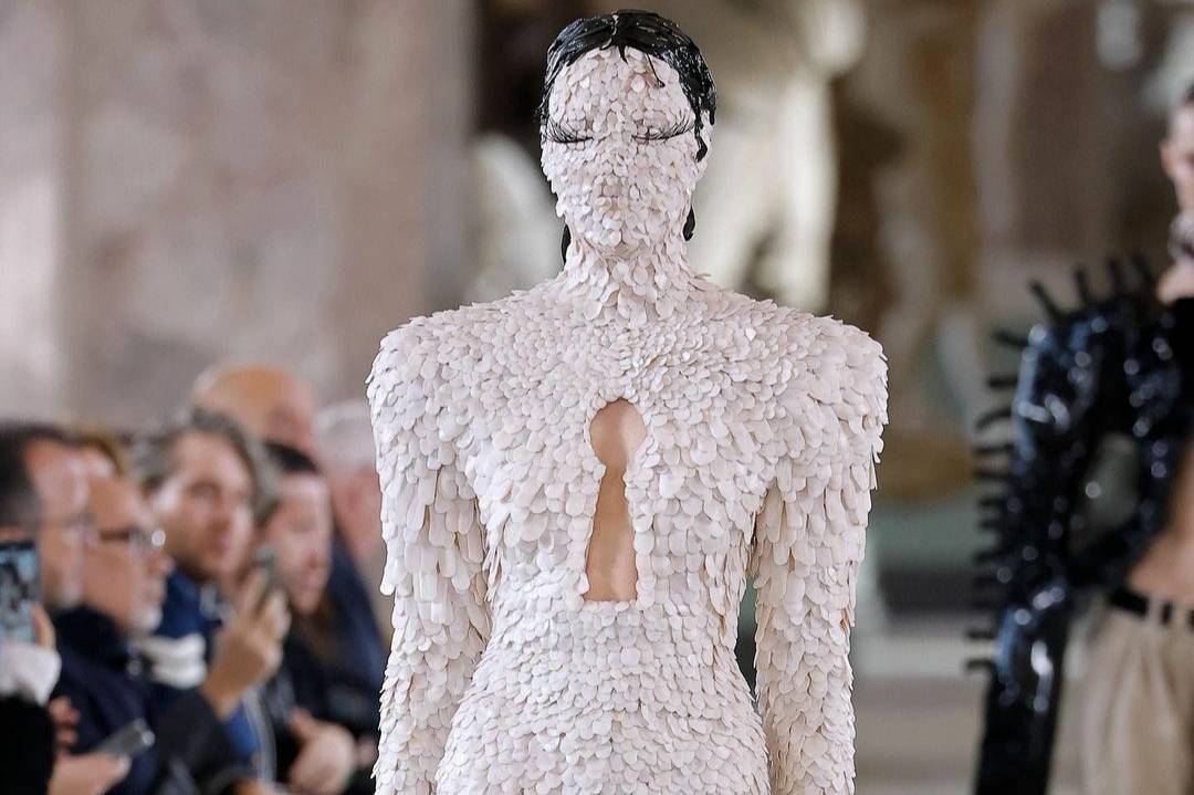 عرض Schiaparelli في باريس يُحدث ضجة بتصاميمه المبتكرة والغريبة