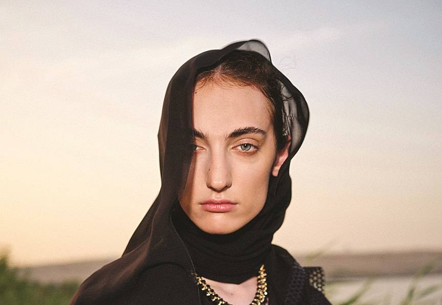 المصممة رفيعة هلال بن دري تدمج اللمسات الشرقية بالعصرية في تصاميمها