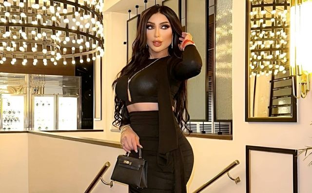 دنيا بطمة ترد على خبر اعتقالها بفستان جريء وفتحة ساق مرتفعة