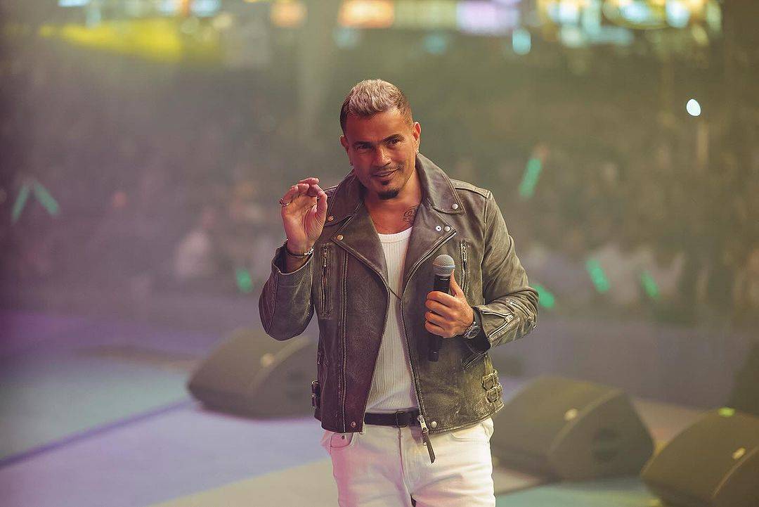 بالفيديو - عمرو دياب مفاجأة حفل Joy Awards... إطلالة مختلفة وحوار لطيف مع الحضور