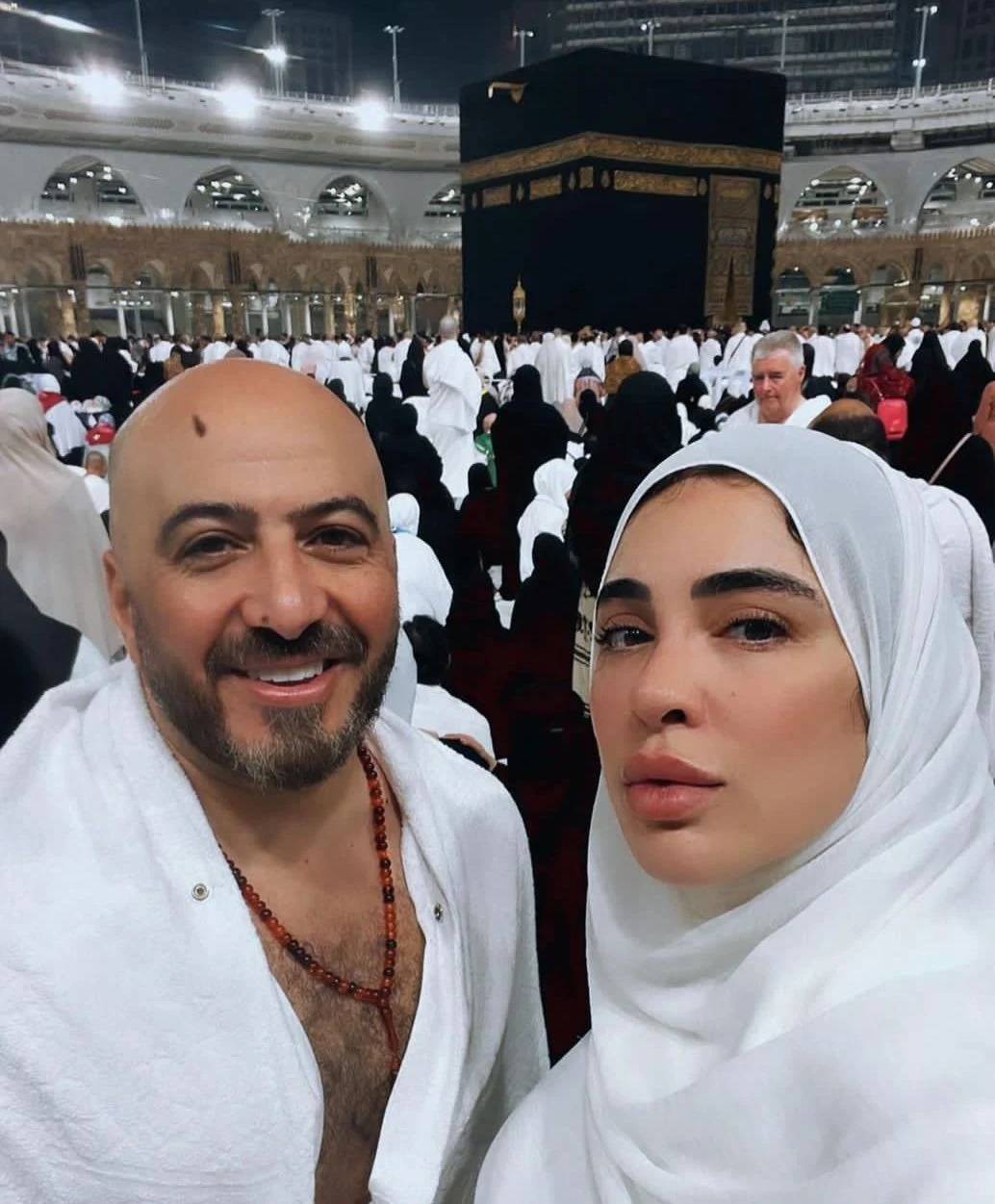 بالصور - بعد أخبار انفصالهما... مجدي الهواري مع زوجته وأبنائه من طليقته غادة عادل في العُمرة
