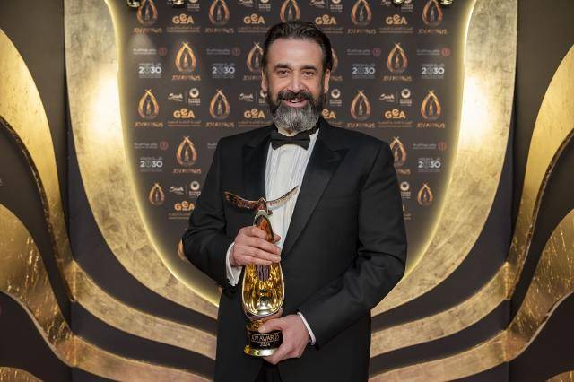 كريم عبد العزيز ونيللي كريم يحصدان جائزتي المفضل في joy Awards