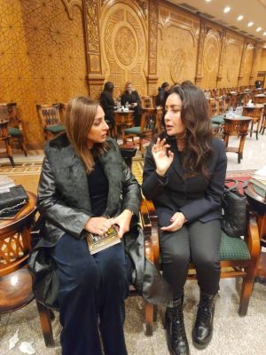 بالصور - نجوم الفن والإعلام يواسون لطيفة في عزاء والدتها