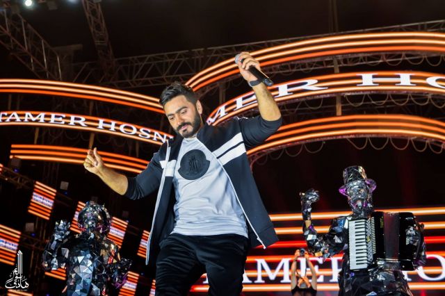 تامر حسني يعلّق على فيديو طفل يغنّي في سيارة والده