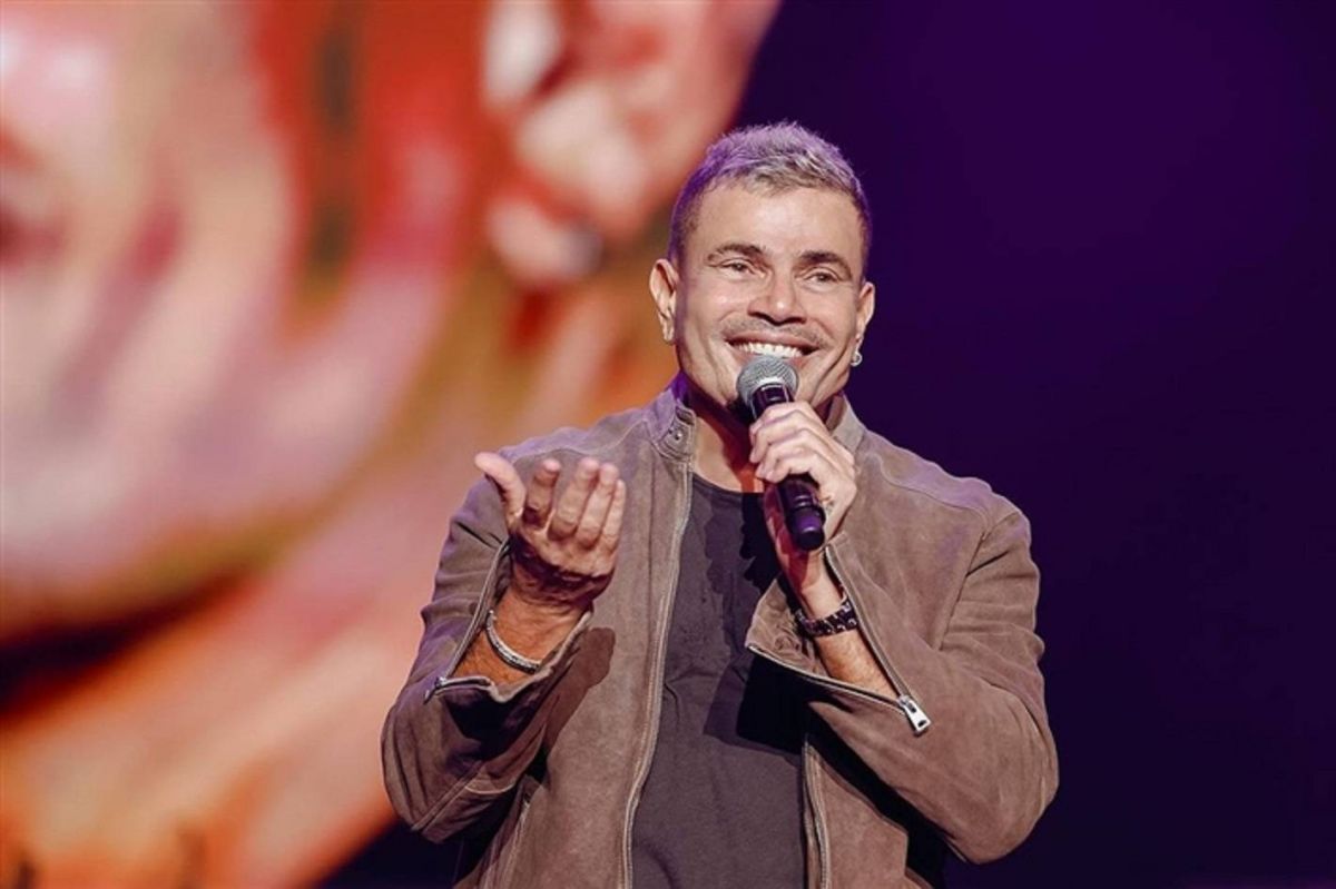 عمرو دياب يتصدر عربياً.. بعد ساعات من طرح ألبومه الجديد