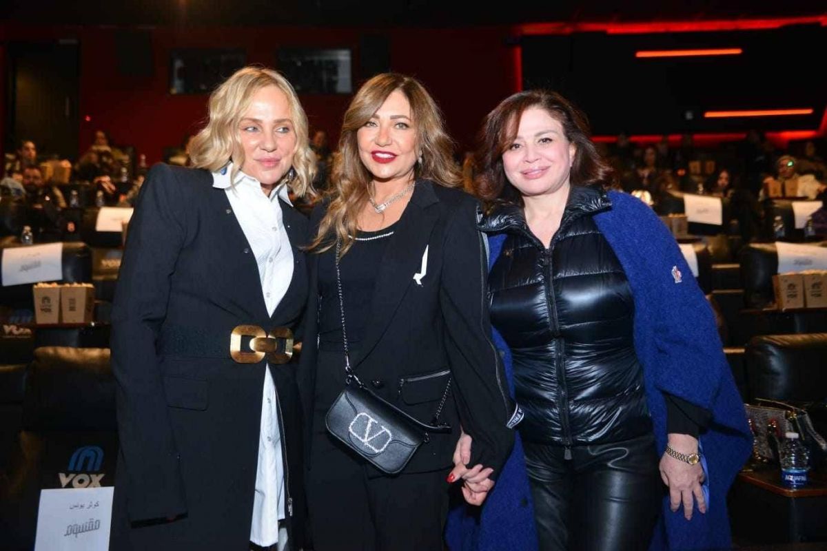 بالصور - الأسود يغلب على إطلالات نجمات العرض الخاص لفيلم 