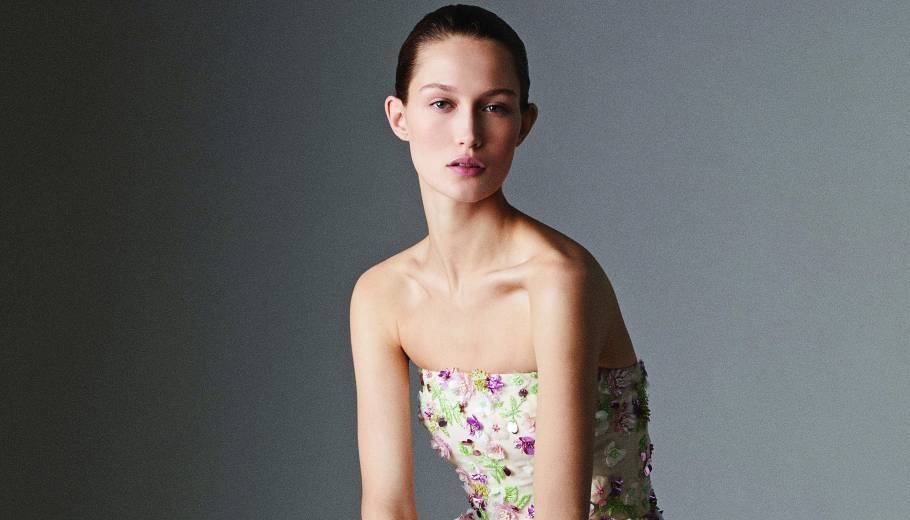 الأقمشة الميتاليكية لإطلالة متوهّجة أبرز صيحات ريزورت 2024