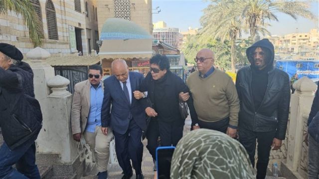 بالصور - محمد منير يشيع جثمان شقيقته إلى مثواها الأخير