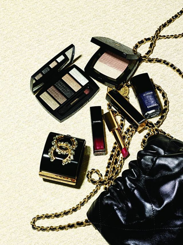 مجموعة من مكياج شانيل CHANEL مجموعة من مكياج شانيل CHANEL