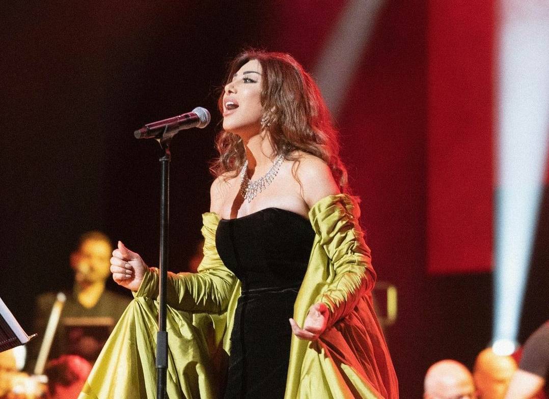 بالصور - نجمة عالمية ترتدي فستان نجوى كرم الضخم قبل تعديله... مَن الأجمل؟