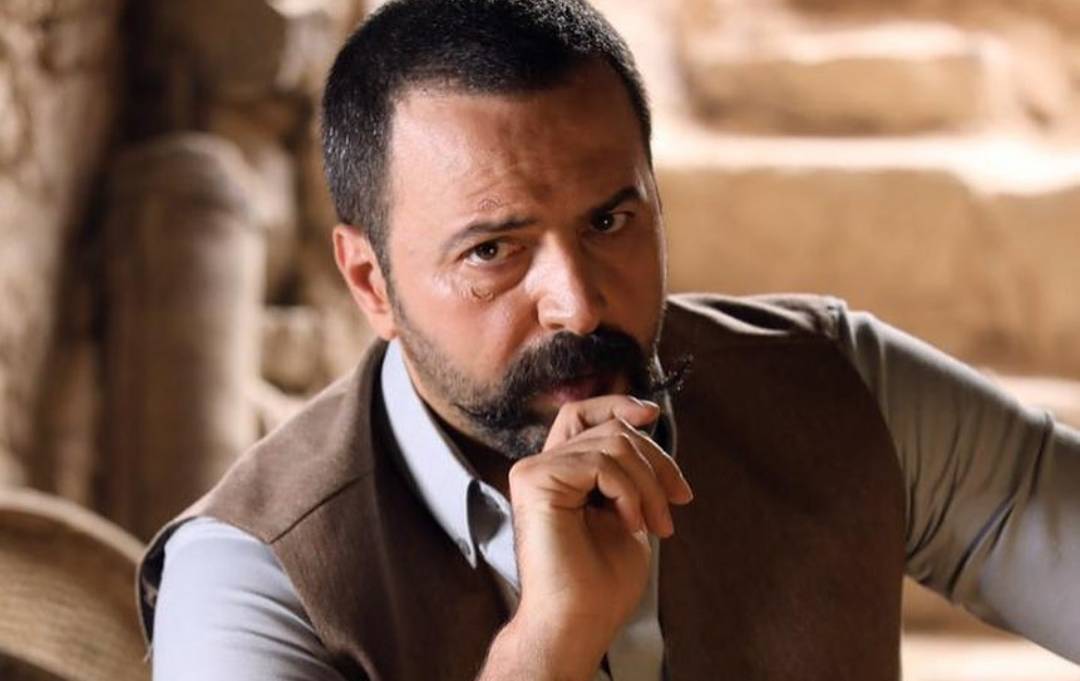 تيم حسن يكشف بصور عن لوك شخصيته في مسلسل 