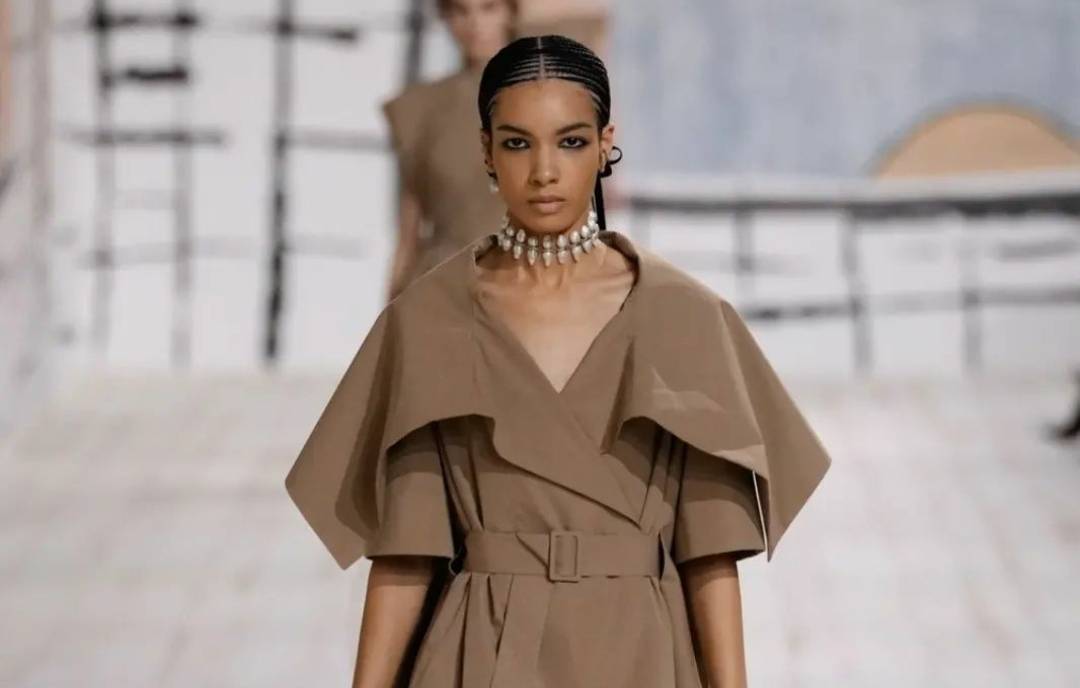 تصاميم أنيقة من Dior خلال أسبوع الموضة للأزياء الراقية في باريس