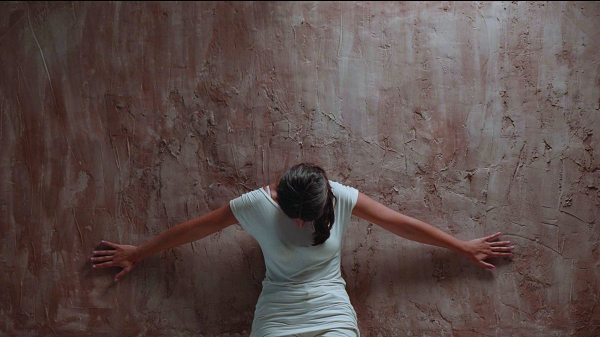 معرض الفنانة السعودية سارة إبراهيم الأول.. تحدٍّ للوجود الإنساني المادّي