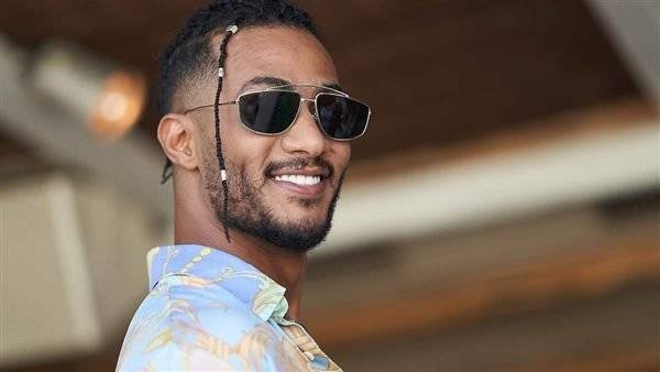 محمد رمضان يردّ بسخرية على منتقدي صورته مع شابة