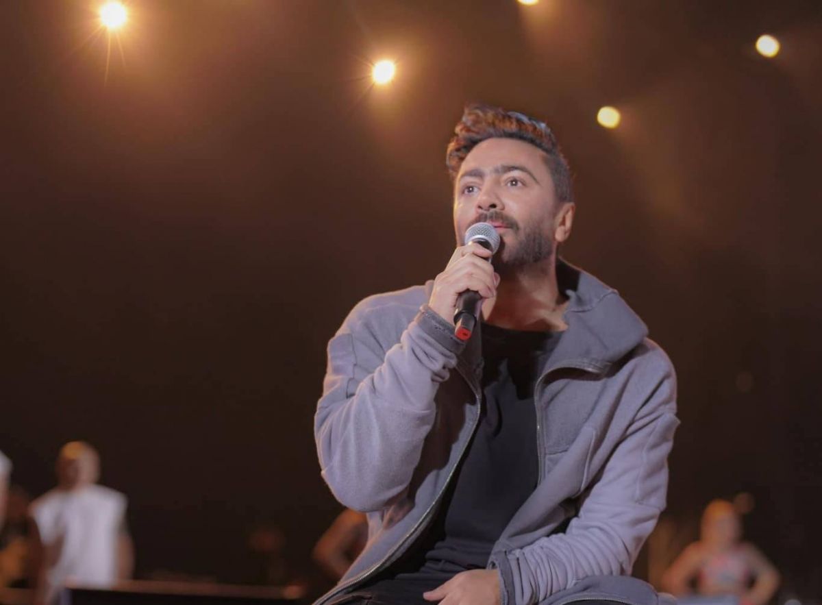 تامر حسني يروّج لكليبه الجديد من ألبوم 