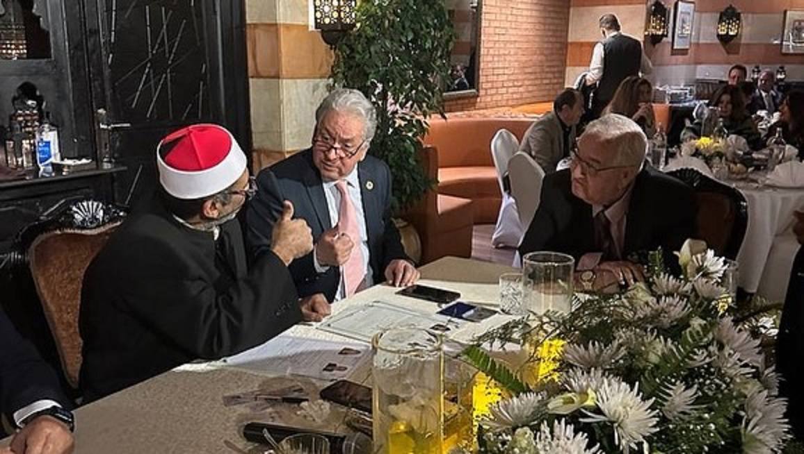 عمر عبد العزيز يعقد قرانه بحضور شقيقه محمد