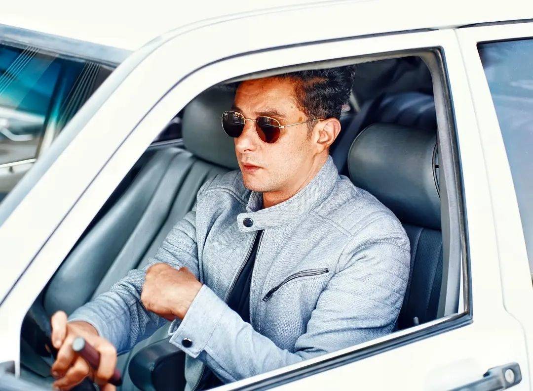 أحمد الفيشاوي يروّج لفيلمه الجديد من دون وشوم