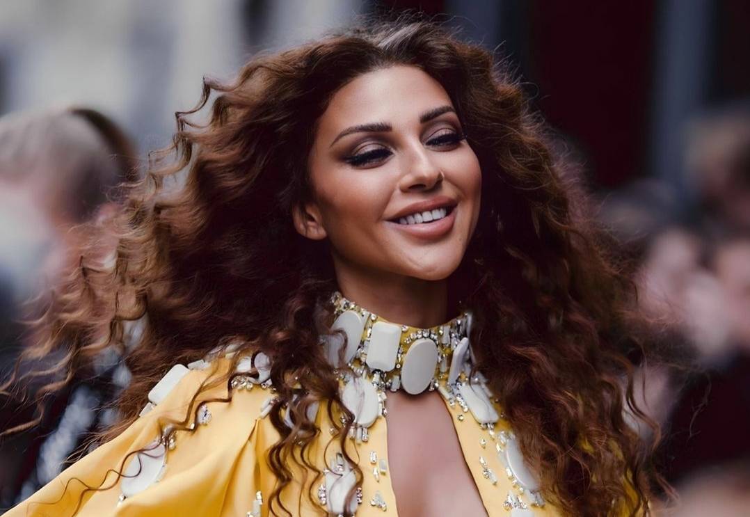 الباباراتزي يحيطون بميريام فارس بسبب إطلالتها الجريئة في باريس