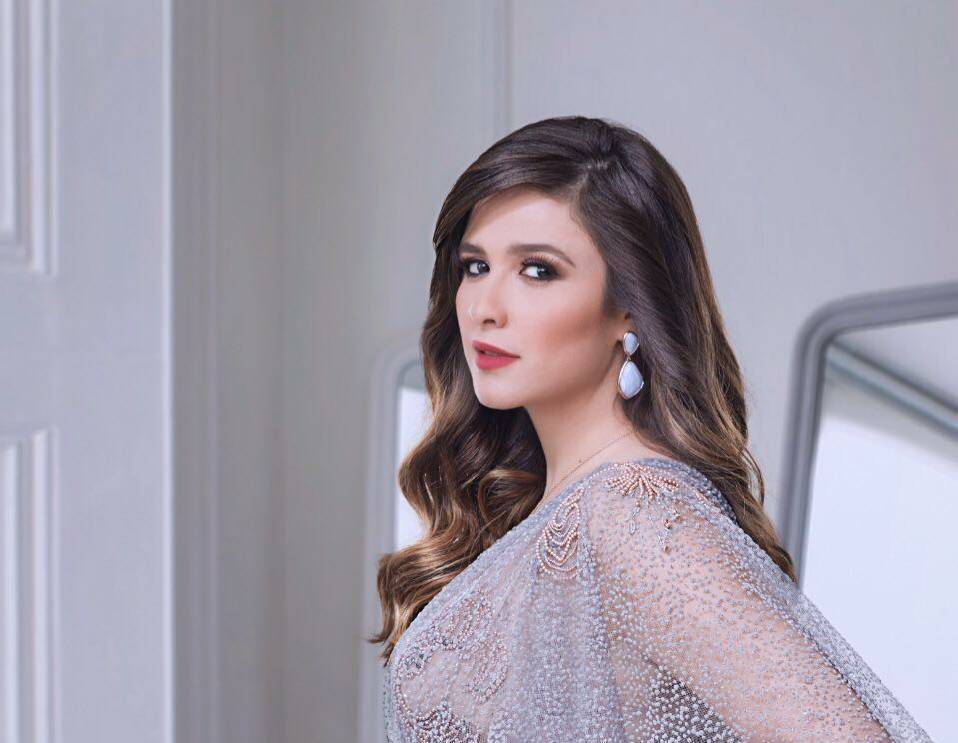 ياسمين عبد العزيز تستعرض مجوهرات لـ