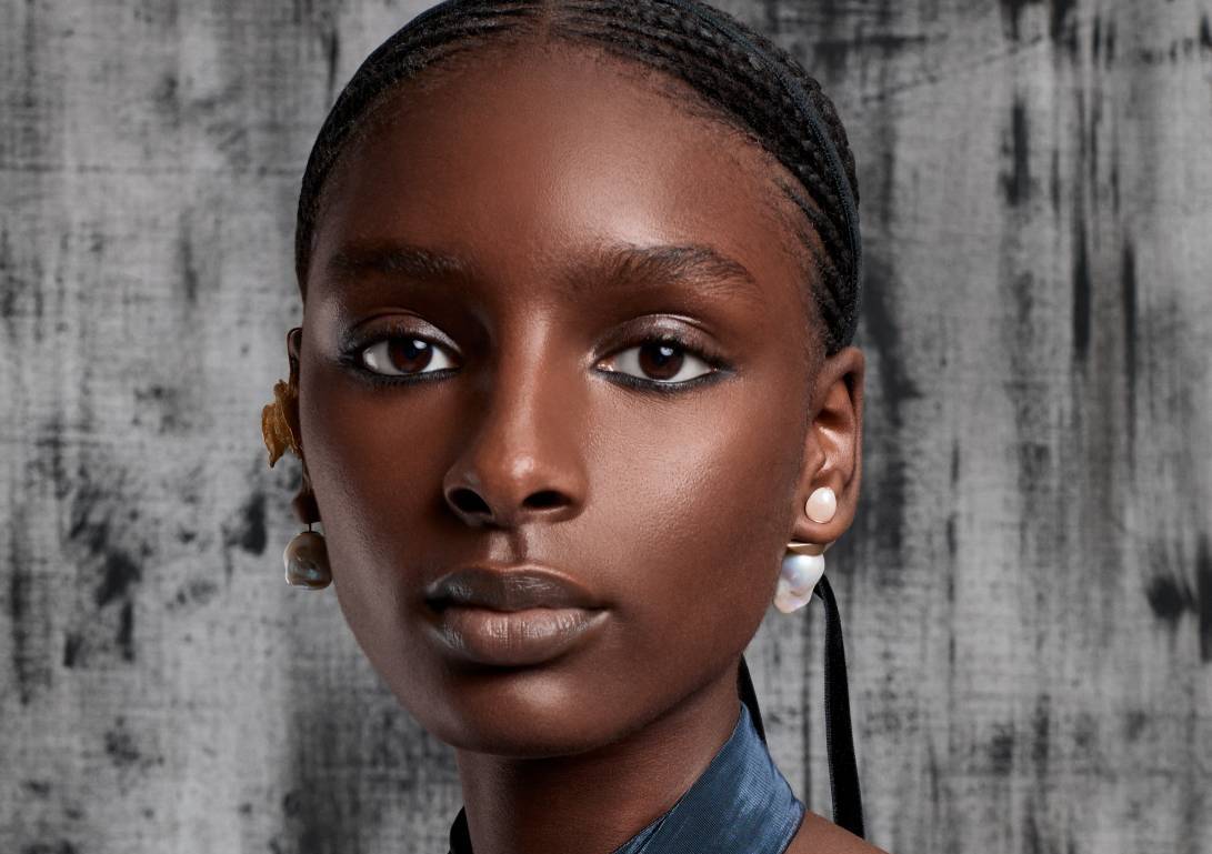 كواليس مكياج العارضات في مجموعة DIOR للأزياء الراقية لربيع وصيف 2024