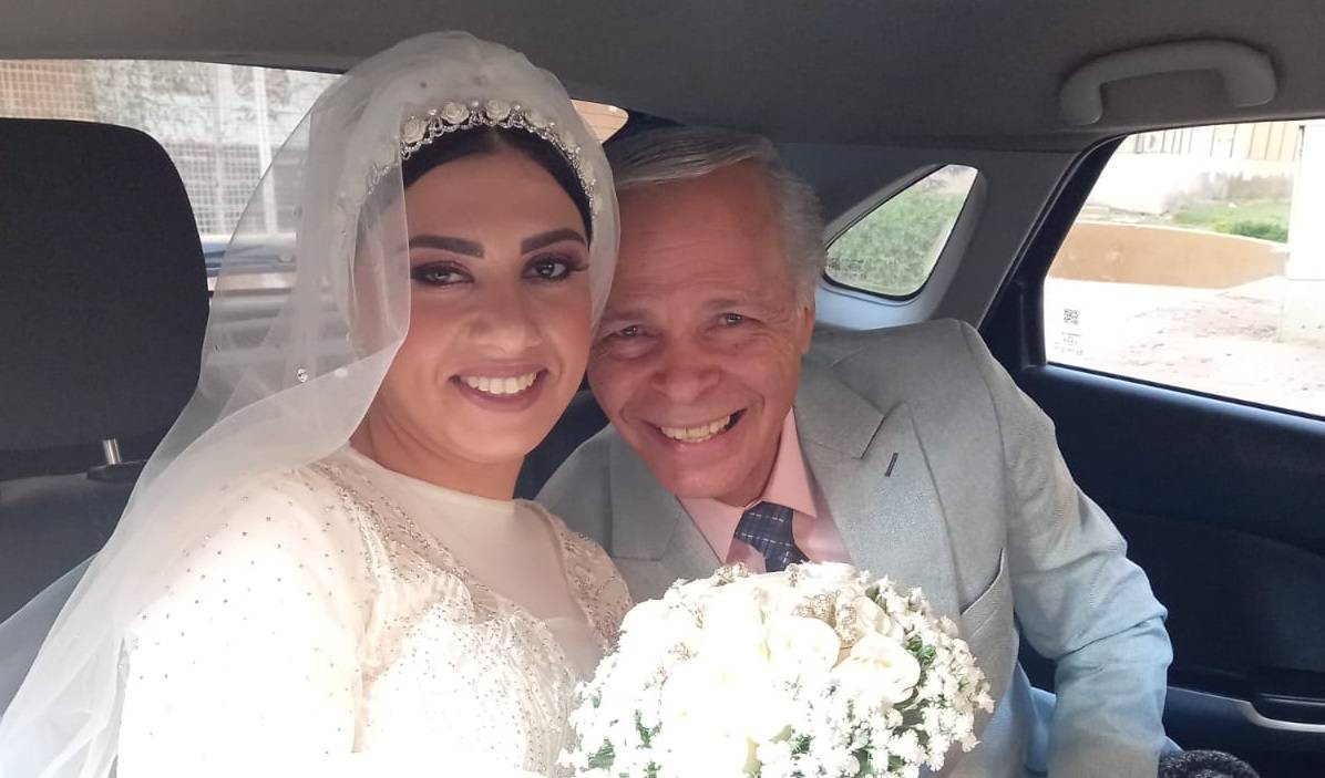 بالفيديو - محمود عامر يردّ على انتقادات زواجه في سنّ الـ 69