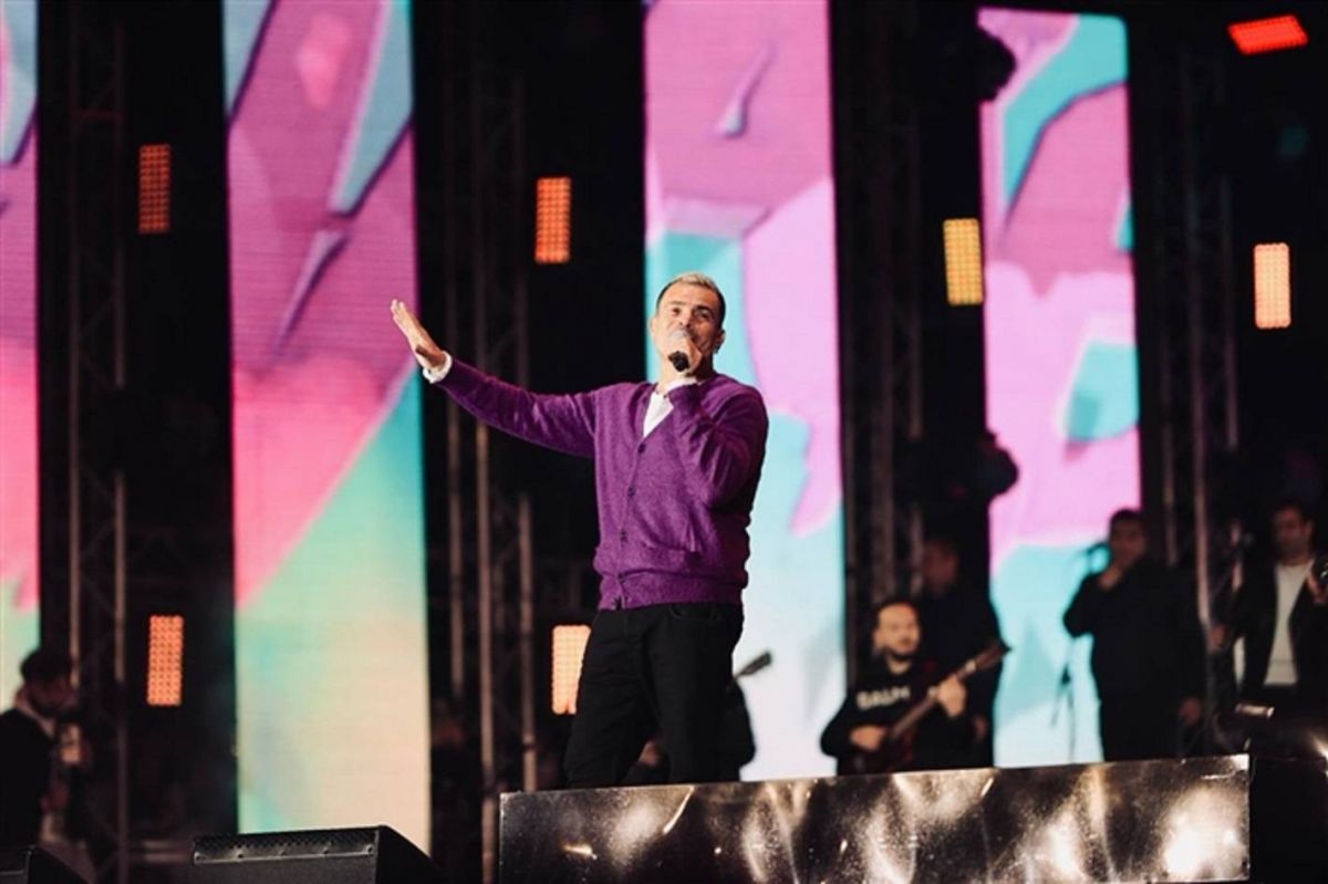 بالفيديو والصور - بعد غياب 3 سنوات.. عمرو دياب يشعل مسرح المنارة في يوم الحب