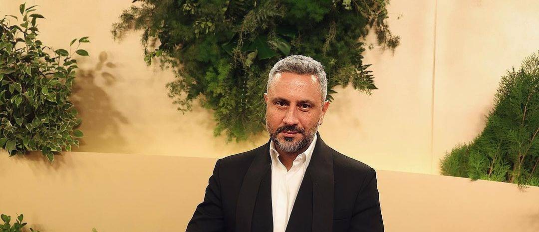 قيس الشيخ نجيب يعلّق على إحراج مذيع له في JOY AWARDS