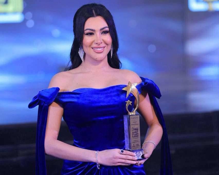 بالصور - ميرهان حسين تحصد جائزة التميّز عن دورها في 