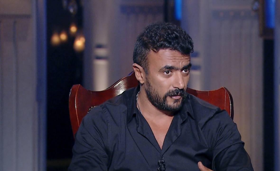 بالفيديو - الجمهور يستقبل أحمد العوضي بالزغاريد... وعروس تترك الزفّة لالتقاط صورة معه