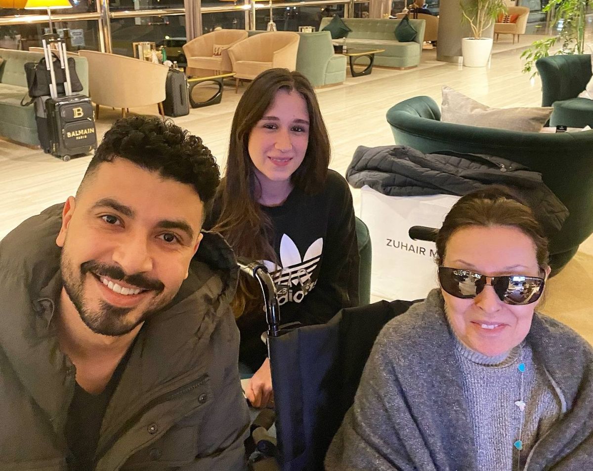 محمد أنور يكشف كواليس صورته مع نجاة وسبب ظهورها على كرسي متحرك