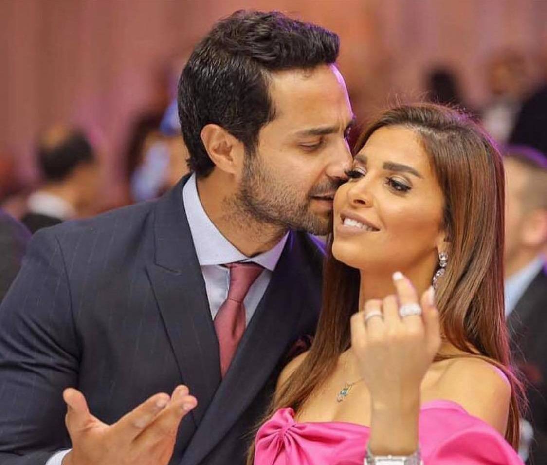 بالفيديو - برسالة رومانسية واعتذار كريم فهمي يحتفل بميلاد زوجته