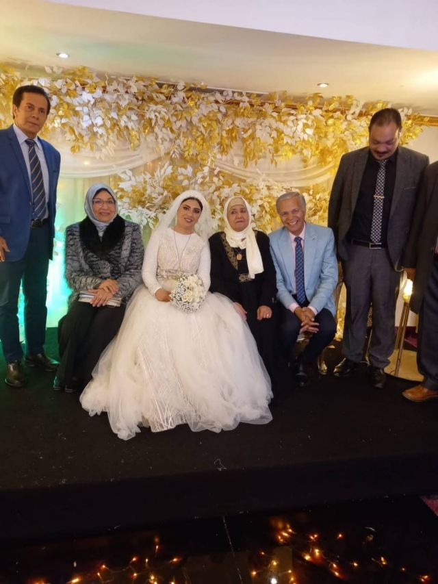 محمود عامر وعروسه في الكوشة