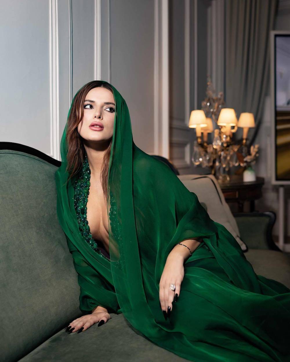 بيلا ثورن جريئة بالأخضر الزمرّدي